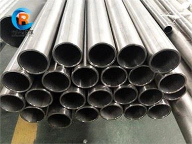 Titán gördülő cső